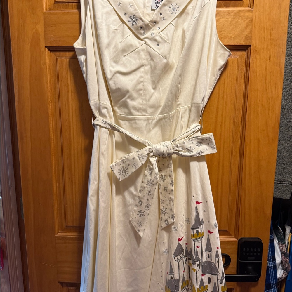 Disney Cream Midi Dress Size 2xl with Winter wonderland Castle Print - Picture 5 of 11